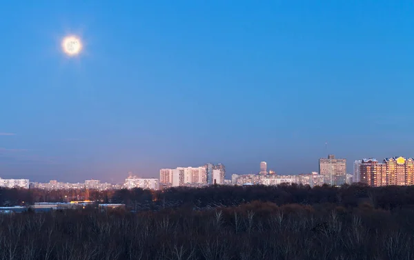 Повний Місяць Під Містом Зимовий Вечір — стокове фото