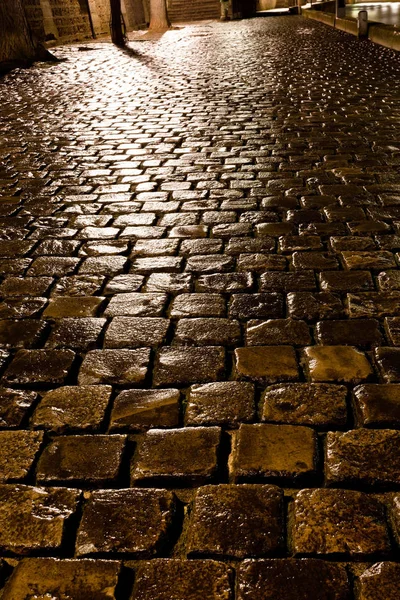 雨の濡れた石畳が夜にパリで採石場を舗装 — ストック写真