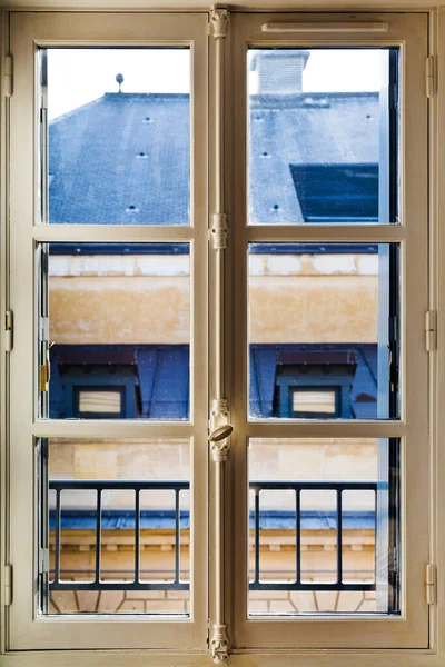 Деревянные Белые Окрашенные Окна Комнате Париж — стоковое фото