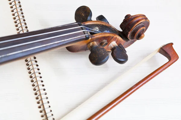 Geigen Bogen Und Blätterrolle Auf Notenbuch Aus Nächster Nähe — Stockfoto
