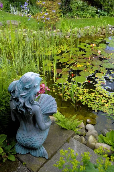 花园池塘 池塘边的美人鱼 — 图库照片