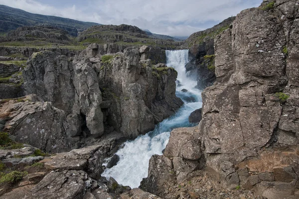 Schöner Wasserfall Auf Naturhintergrund Stockbild