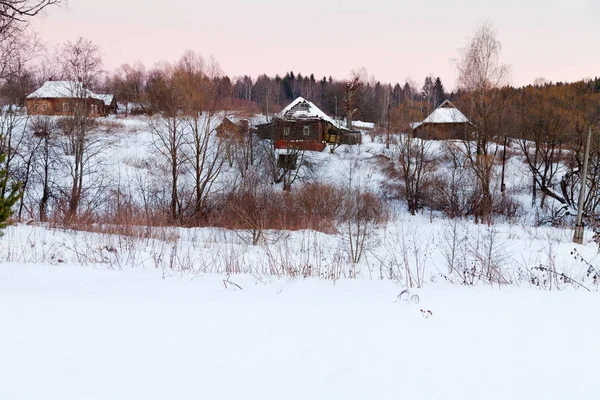 Landelijk Landschap Met Besneeuwde Houten Huizen Het Platteland Bij Roze — Stockfoto