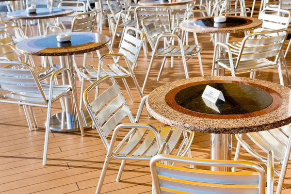 Table Non Fumeur Dans Café Extérieur Sur Poupe Paquebot Croisière — Photo