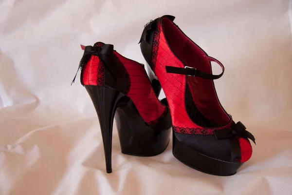 白色底色的红鞋子和黑色包包 — 图库照片
