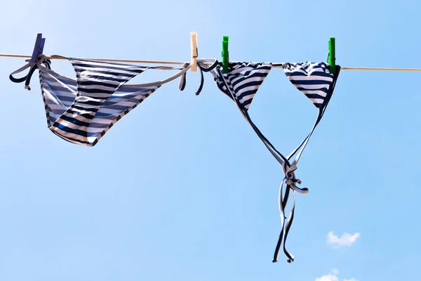 Droogende Vrouw Zwempak Met Blauwe Lucht Achtergrond — Stockfoto