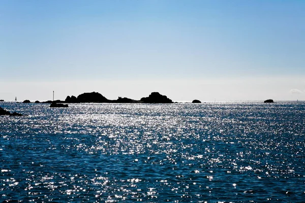 Stenar Havet Och Fläck Solljus Vattnet — Stockfoto