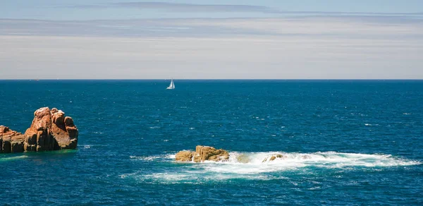 Blick Auf Das Meer Mit Rosa Felsen Und Jacht Der — Stockfoto