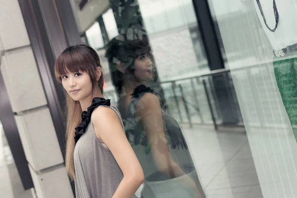 Asiatisk Kvinna Shopping Och Stå Framför Butiken Ett Köpcentrum Taipei — Stockfoto