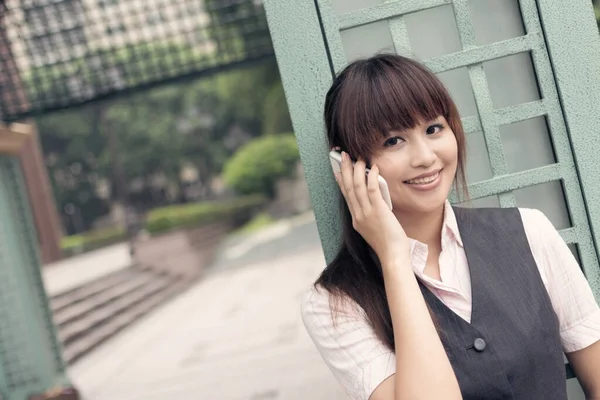 魅力的なビジネス女性は 携帯電話を使用します 外の肖像画 アジア — ストック写真