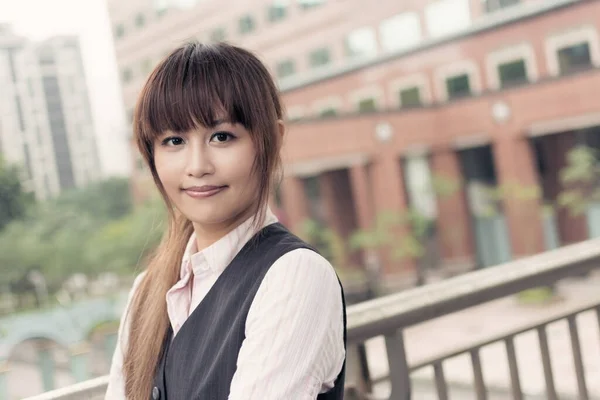 Atrakcyjna Kobieta Biznesu Portret Zewnątrz Tajpej Tajwan Azja — Zdjęcie stockowe