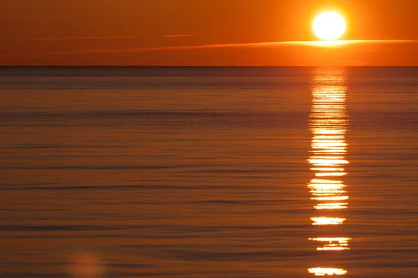 オレンジ色の空と静かな湖の上にオレンジ色の夕日 — ストック写真