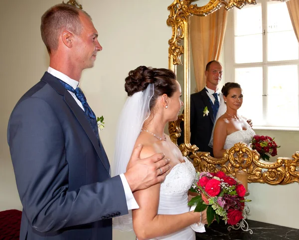 Casal Casamento Espelho — Fotografia de Stock