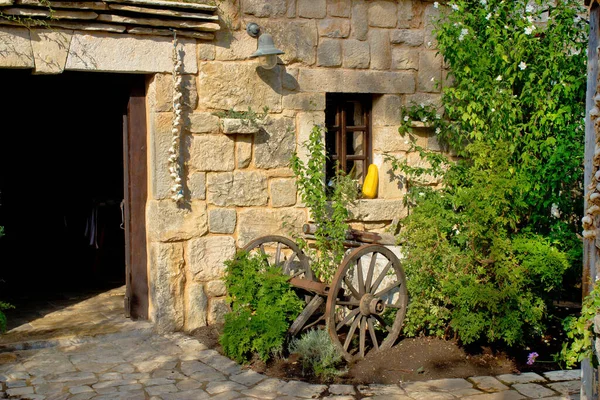 Старый Ржавый Плуг Каменной Улице Далматинской Деревни — стоковое фото