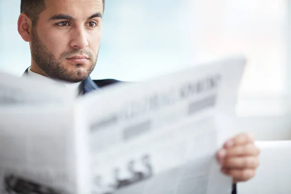 Joven Serio Hombre Negocios Leyendo Periódico — Foto de Stock