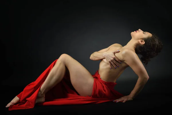 Siyah Arka Planda Poz Veren Kırmızı Elbiseli Güzel Bir Kadın — Stok fotoğraf