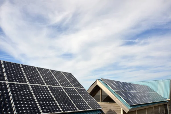 Painéis Solares Telhado Uma Casa — Fotografia de Stock