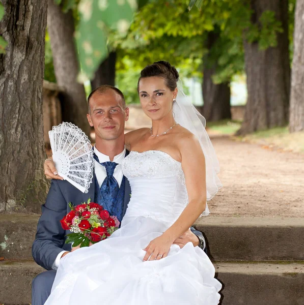 Casal Casamento Está Sentado Parque Castelo — Fotografia de Stock