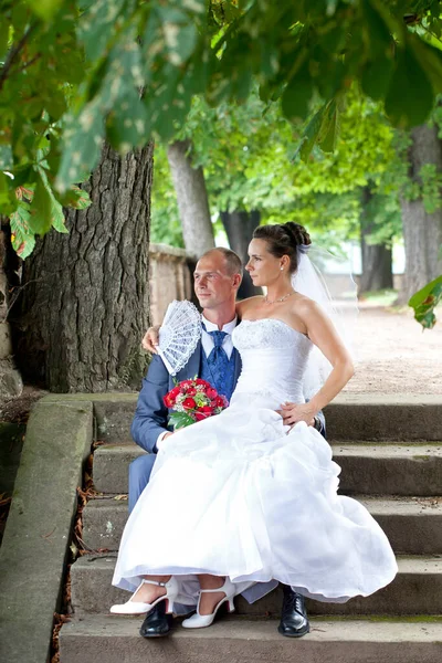 Casamento Casal Sentado Parque Castelo — Fotografia de Stock