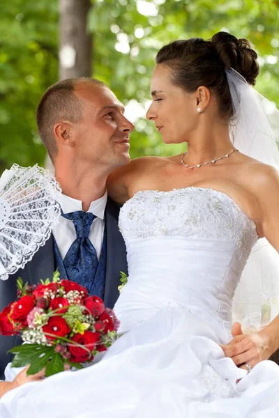 Matrimonio Coppia Seduto Nel Castello Parco — Foto Stock