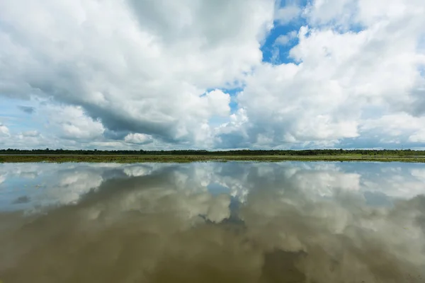 Lago Com Reflexão Nuvem Água Calma Reflete Nuvens Fonte — Fotografia de Stock
