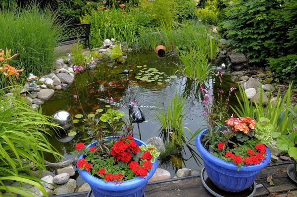 Lagoa Jardim Com Peixinho Dourado Vasos Flores Decorações Jardim — Fotografia de Stock