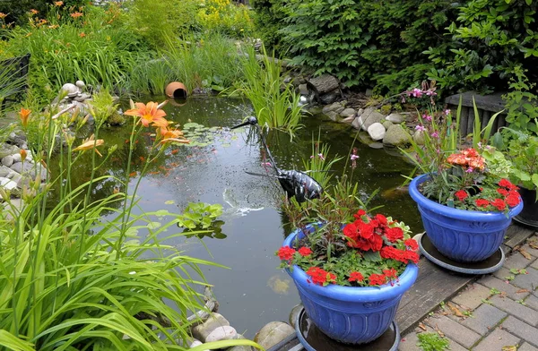 Gartenteich Mit Goldfischen Blumentöpfen Gartendekorationen — Stockfoto