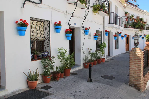 Balkon Steeg Met Blauwe Bloempotten Mijas Buurt Van Malaga Andalusia — Stockfoto