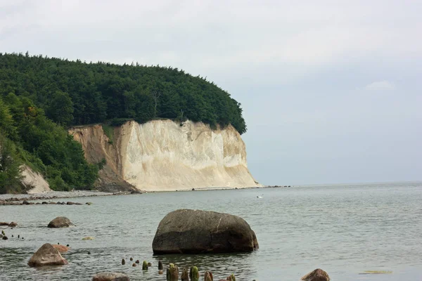 绿色岩石悬崖 — 图库照片