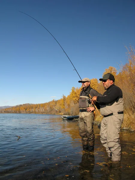 Senior Homme Pêche Avec Canne Dans Rivière — Photo