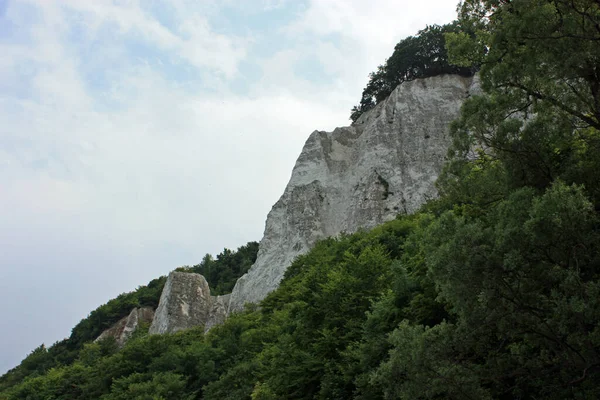 岩の崖と緑 — ストック写真