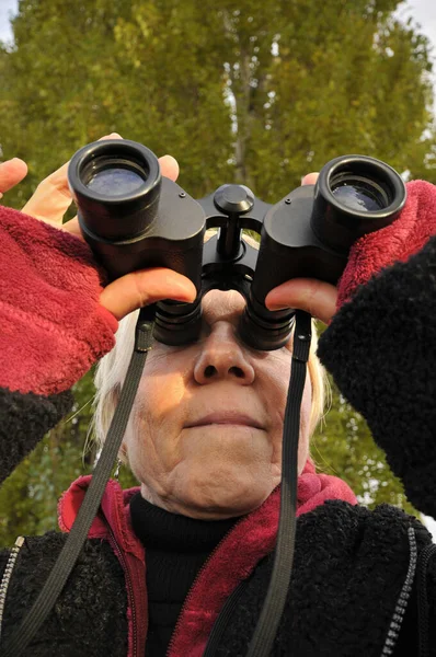 Зрелая Женщина Смотрит Край Леса Через Бинокль — стоковое фото