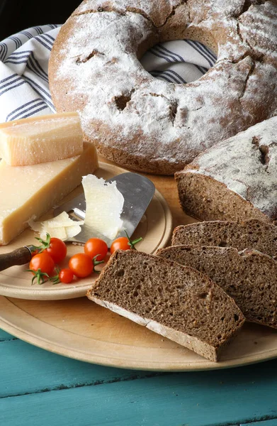 Geleneksel Köy Tarzı Buğday Ekmeği Parmesan Peyniri Kiraz Domatesli Parmesan — Stok fotoğraf