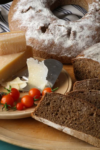 Geleneksel Köy Tarzı Buğday Ekmeği Parmesan Peyniri Kiraz Domatesli Parmesan — Stok fotoğraf