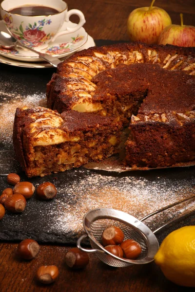 Apfel Zimt Kuchen Auf Backpapier Schieferteller Mit Haselnüssen Zimtstangen Äpfeln — Stockfoto