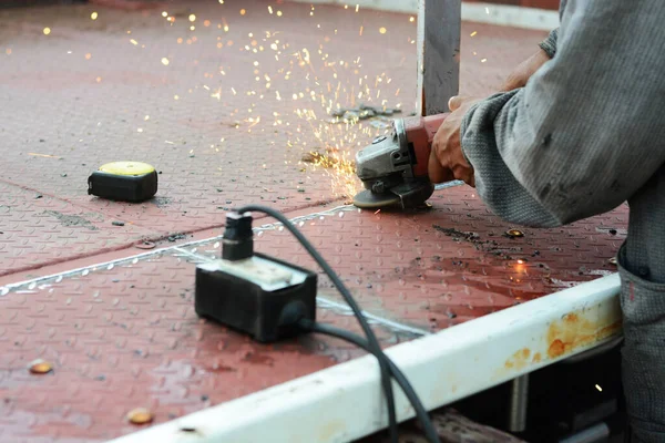 Arbetare Som Använder Elektrisk Borr Svetsning Metall — Stockfoto