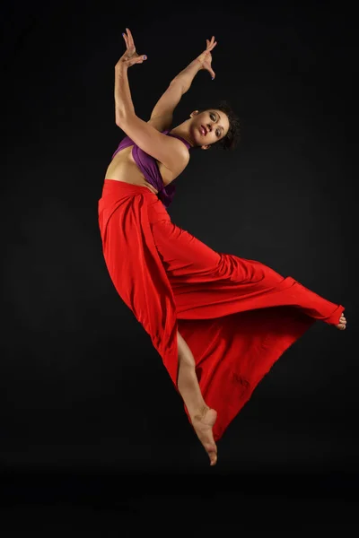 Jovem Bela Mulher Dançarina Posando Estúdio — Fotografia de Stock