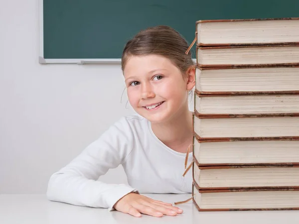 Colegiala Con Montón Libros —  Fotos de Stock