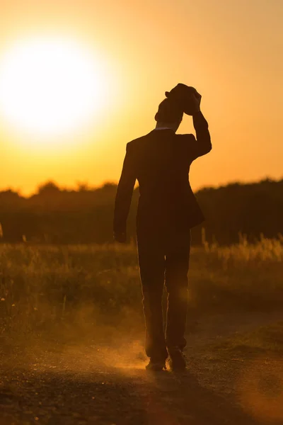 Giovane Con Cappello Che Cammina Verso Tramonto — Foto Stock