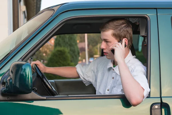 Arabada Oturan Genç Bir Adam Telefon Etti — Stok fotoğraf
