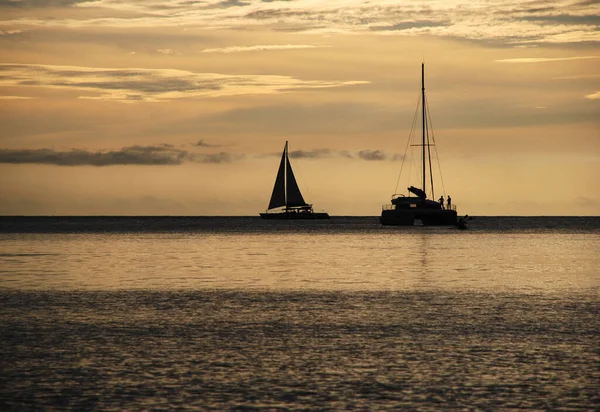 Barco Vela Catamarã Horizonte Enquanto Sol Põe — Fotografia de Stock