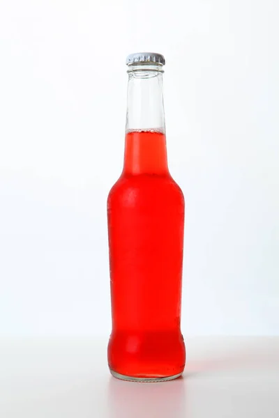 Nahaufnahme Rote Flasche Isoliert Auf Weißem Hintergrund — Stockfoto