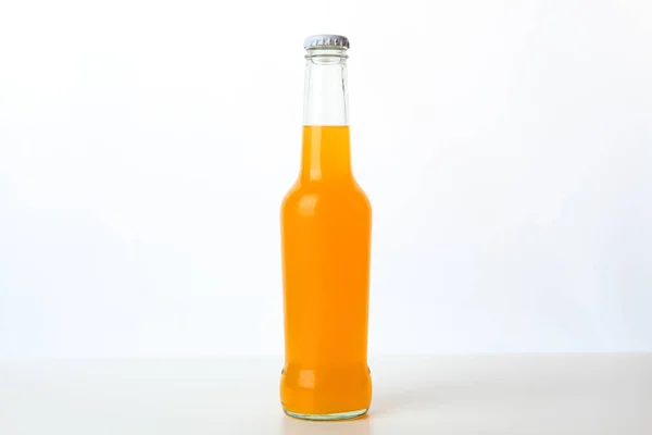 Garrafa Vidro Com Suco Laranja Fundo Branco — Fotografia de Stock