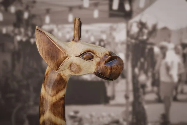 Hlava Ručně Vyřezávané Dřevěné Žirafy Socha Sépiovém Pozadí — Stock fotografie