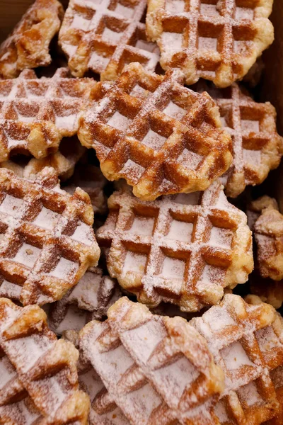 Einfache Waffel Mit Puderzucker Einer Holzkiste — Stockfoto