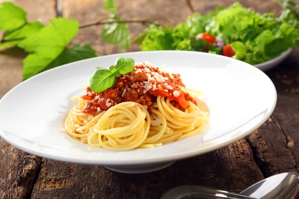 Italiaanse Pasta Met Zorgvuldig Rondgedraaid Spaghetti Belegd Met Een Vlees — Stockfoto
