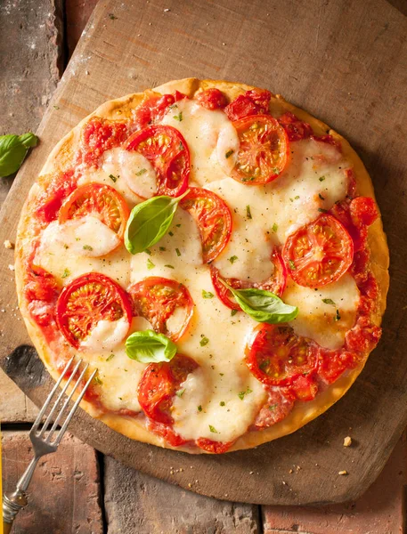 Visão Aérea Queijo Fresco Delicioso Inteiro Sem Cortes Pizza Tomate — Fotografia de Stock