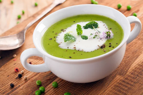 Schüssel Mit Gesunder Grüner Erbsensuppe Garniert Mit Sahne Und Frischen — Stockfoto