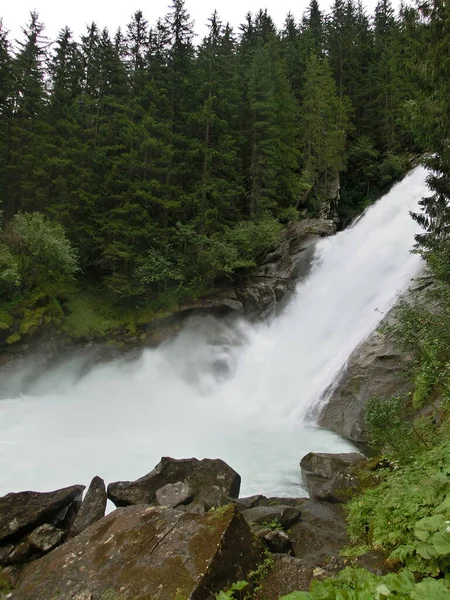 Bella Cascata Sullo Sfondo Della Natura — Foto Stock