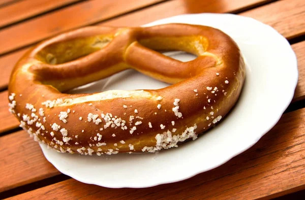 Brezel Auf Dem Teller — Stockfoto